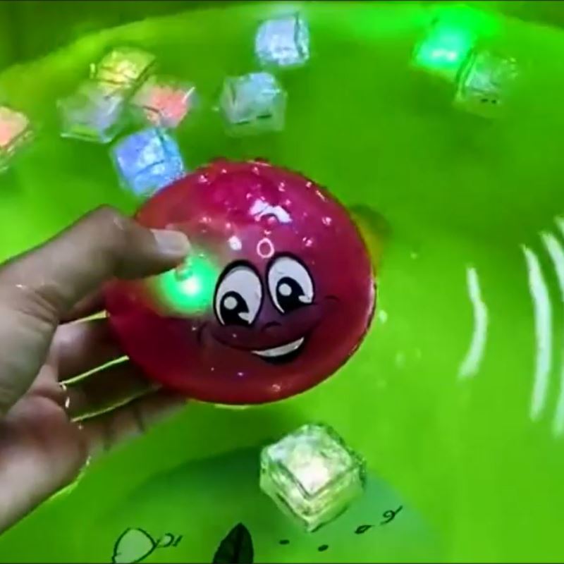 jouet-de-bain-bebe-dans-l-eau