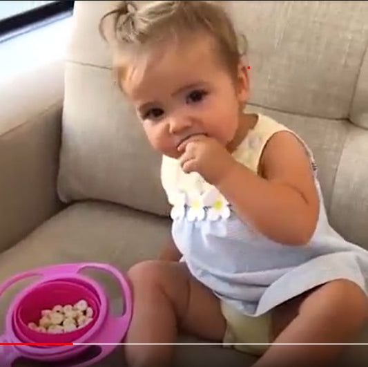 Bébé découvre les nouveaux aliments.