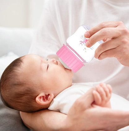 Biberon-lait-maternel-proches-d-allaitement-au-sein