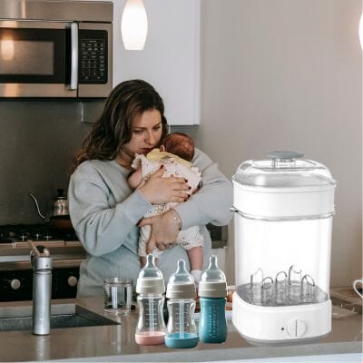 Sterilisateur biberon maman en cuisine avec bébé